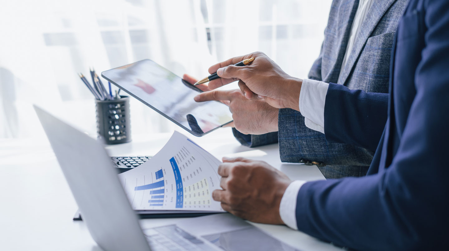 Facture d'électricité professionnelle française posée sur un bureau avec lignes tarifaires TURPE, Accise et CTA visibles, mains d'un responsable en train de l'analyser avec calculatrice et ordinateur